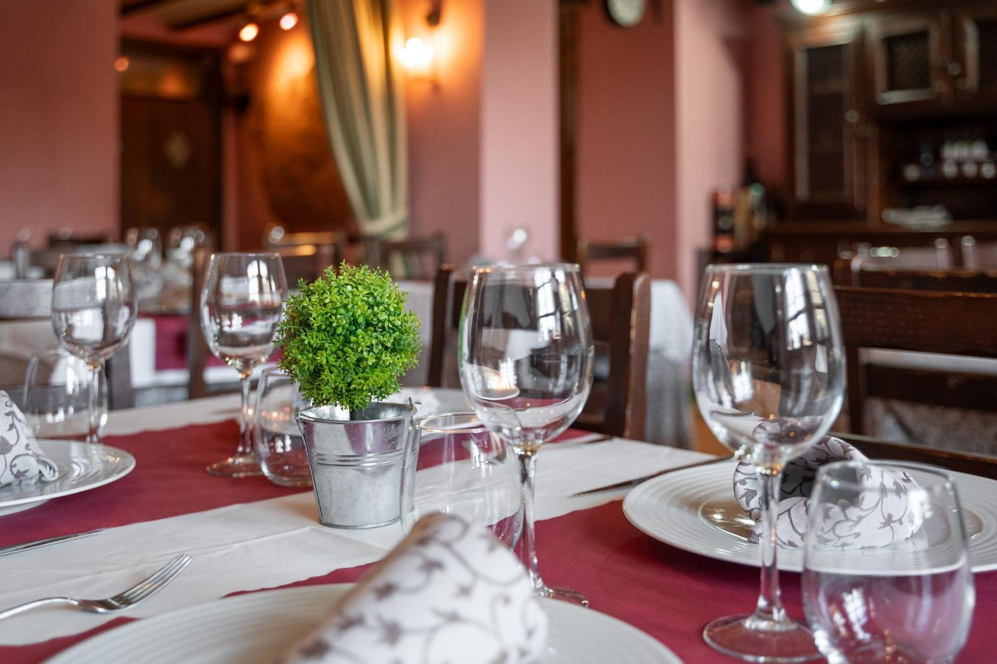 Hotel - Restaurante Prado Del Navazo Альбаррасин Экстерьер фото